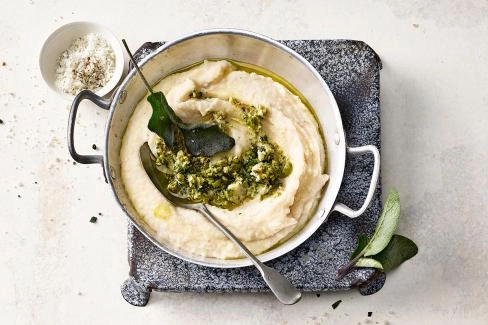trendfood mediterranes bohnenpuree mit kraeutern knoblauch und oliven 011120